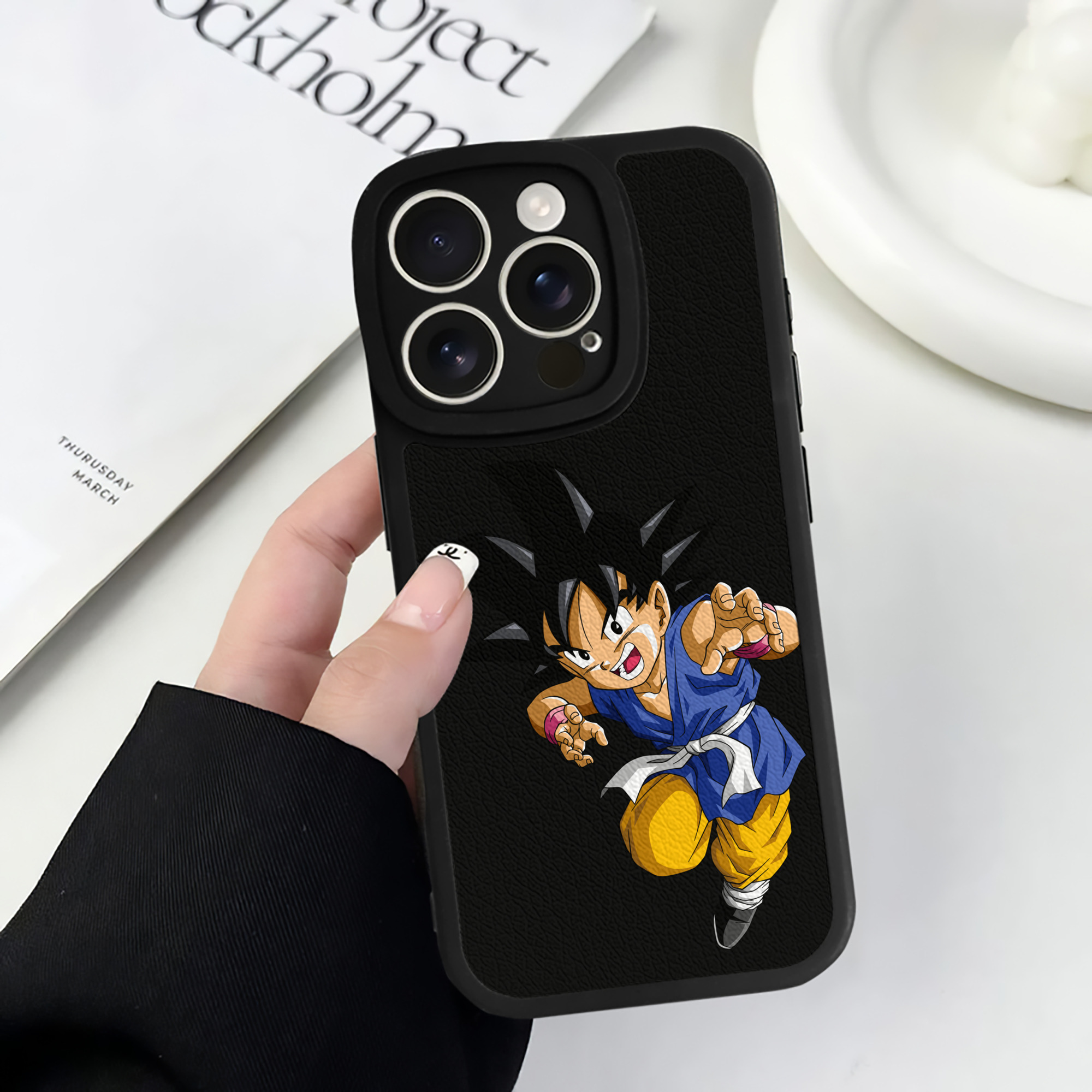 （画像用） ドラゴンボール 孫悟空（そん ごくう）Son Goku カカロット DRAGON BALL Kakarotto 【iPhone 16シリーズ対応】シリコンスマホケース（レザー調） 材質：シリコン